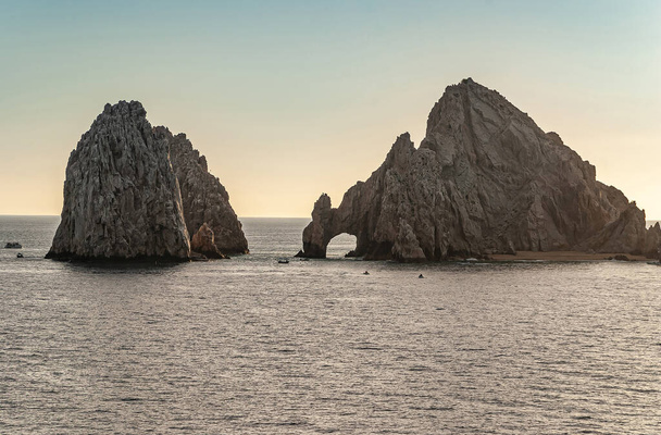 Cabo San Lucas, México - 23 de noviembre de 2008: El Arco o la formación de la roca Arco en el Océano Pacífico frente a las tierras terminan en Cabo San Lucas durante el crepúsculo al atardecer. - Foto, Imagen