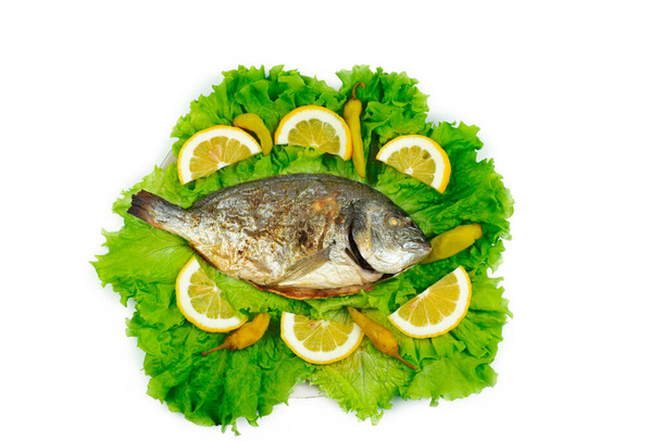 野菜と一緒に焼き魚:サラダ、トマト、キュウリ、ピーマンとレモン白を背景に - 写真・画像