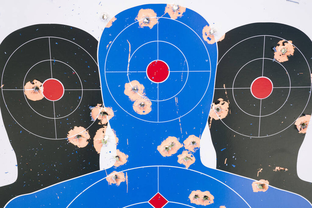 Cible de tir avec de nombreux trous de balle - Sport - Lumière du jour - Pratique des armes à feu - Photo, image