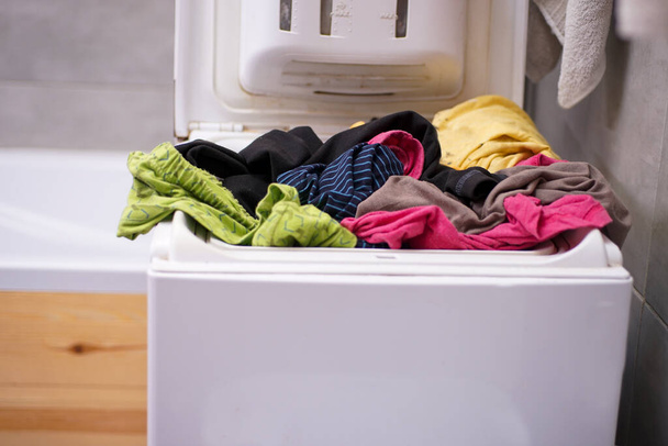 La ropa interior se encuentra en la lavadora de carga superior - Foto, Imagen