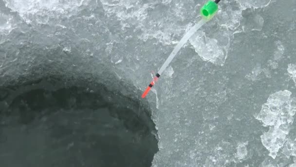 Télen a jégen, a folyó halászati jég-lyuk - Felvétel, videó