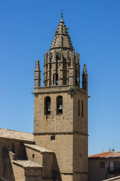 kostel zvonice pozdní 16. století gotická budova San Esteban postavena v obci Loarre Aragon Huesca Španělsko - Fotografie, Obrázek