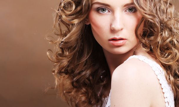 Young woman with curly hair - Foto, afbeelding