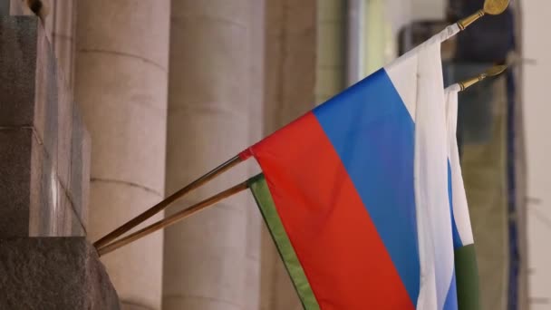 Oroszország zászlója a Szövetségi Törvényszolga Szolgálat épületének személyzetén. Zöld zászló - Felvétel, videó