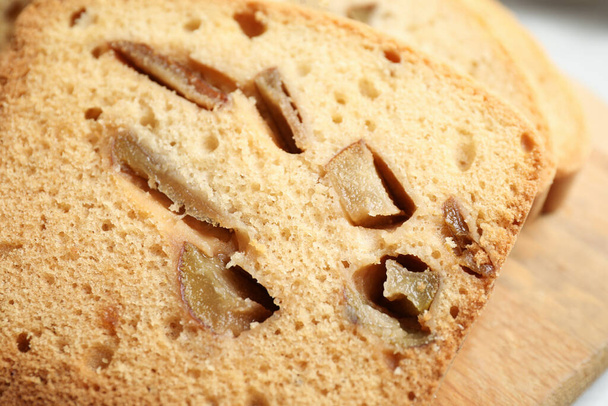 Slice of tasty pear bread on table, closeup. Homemade cake - Foto, imagen