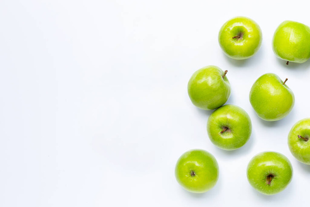 Πράσινα μήλα σε λευκό φόντο. Αντιγραφή χώρου - Φωτογραφία, εικόνα