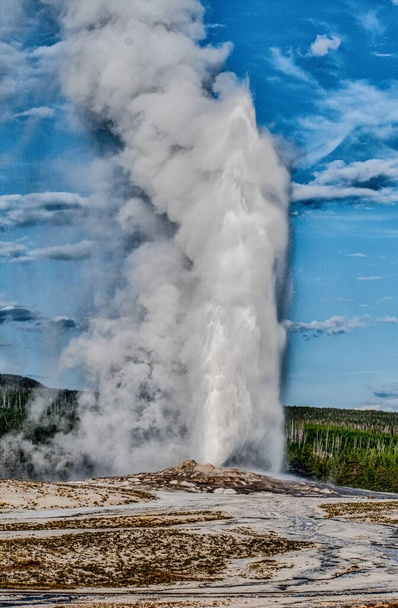 Éruption du vieux geyser fidèle au parc national Yellowstone - Photo, image