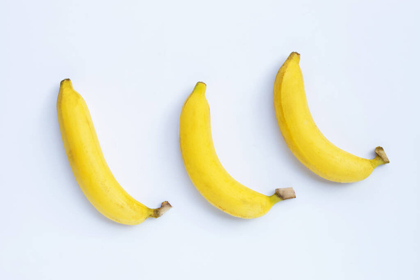 Banany izolowane na białym tle. Widok z góry - Zdjęcie, obraz