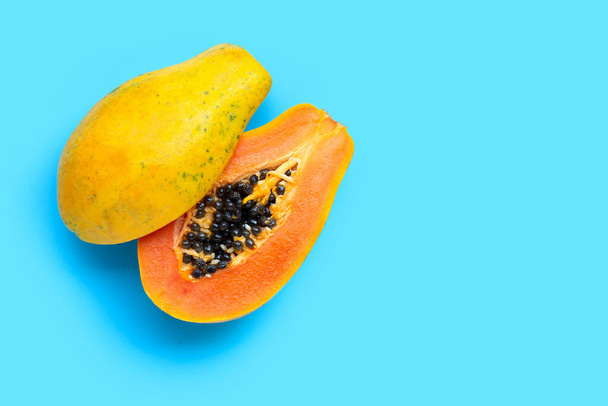 Papaya gyümölcs kék háttérrel. Felülnézet - Fotó, kép