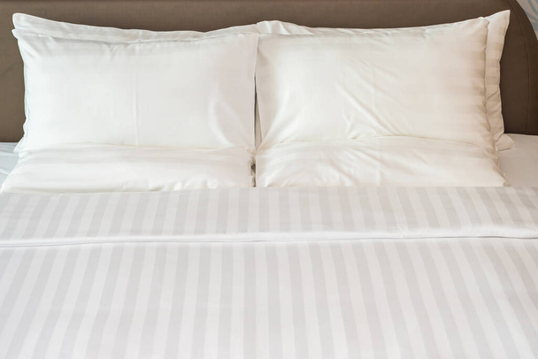 Λευκό άνετο μαξιλάρι στο κρεβάτι με κουβέρτα διακόσμηση εσωτερικό του υπνοδωματίου - Φωτογραφία, εικόνα