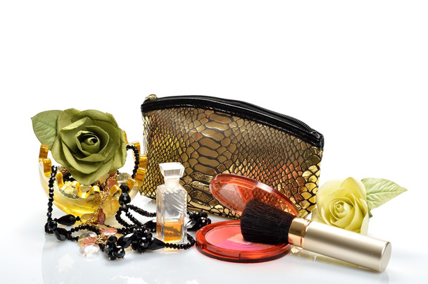 items voor decoratieve cosmetica, make-up, spiegel en bloemen - Foto, afbeelding
