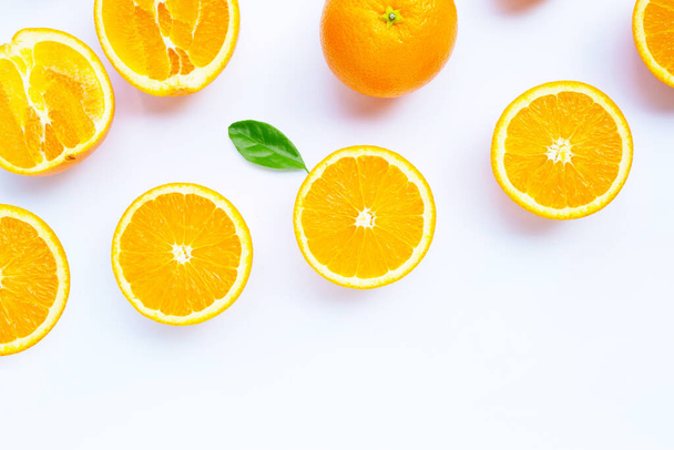 Hoge vitamine C, sappig en zoet. Vers sinaasappelfruit op witte achtergrond. - Foto, afbeelding