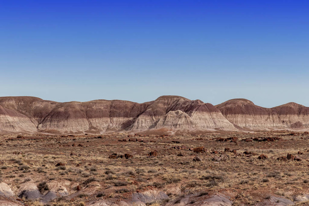 ペトリファイド・ナショナル・フォレストの特別な岩の後ろの二重の色の折り畳み丘、 AZ 、米国 - 写真・画像