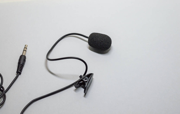 microfone lapela em um fundo branco pronto para compartilhamento de conteúdo e streaming - Foto, Imagem