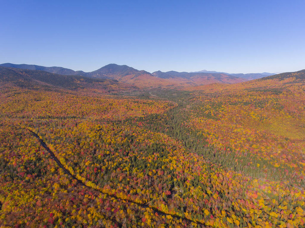 White Mountain National Forest fall foliage on Kancamagus Highway aerial view near Sugar Hill Scenic Vista, Town of Lincoln, New Hampshire NH, États-Unis. - Photo, image