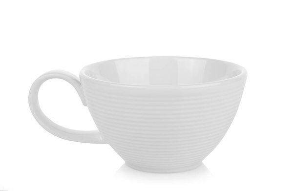 Tasse en céramique blanche sur fond blanc. - Photo, image