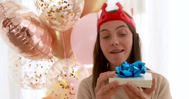 Mujer abre regalo cumpleaños - Metraje, vídeo