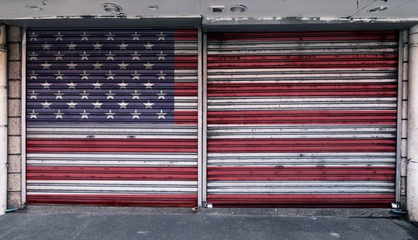 Puertas enrollables metálicas corrugadas con bandera estadounidense pintada. Concepto de establecimiento o negocio cerrado, cerrado o en bancarrota en los antecedentes de América. - Foto, imagen
