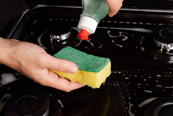 τον καθαρισμό του γκαζιού με σαπουνόνερο. καθαρισμός της κουζίνας  - Φωτογραφία, εικόνα