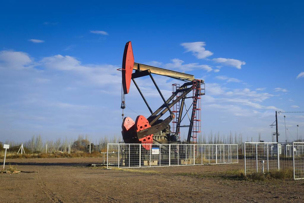 Αντλίες άντλησης πετρελαίου στην έρημο Μεντόζα της Αργεντινής. - Φωτογραφία, εικόνα