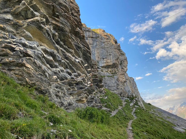 Alpejskie skały wspinaczkowe między alpejskimi jeziorami Melchsee (lub jeziorem Melch) i Tannensee (lub jeziorem Tannen) w masywie górskim Alp Uri, Melchtal - Kanton Obwald, Szwajcaria (Kanton Obwalden, Schweiz) - Zdjęcie, obraz