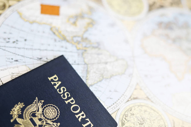 Αμερικανική διαβατήριο και αντίκες παγκόσμιο χάρτη, ταξιδιωτική εικόνα - Φωτογραφία, εικόνα