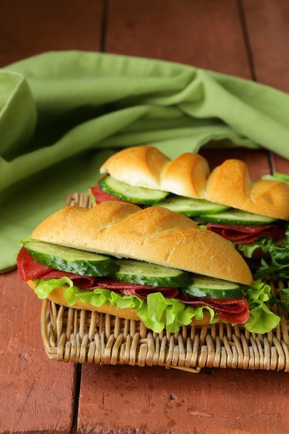 Sanduíche fresco com carne defumada, pepino e alface
 - Foto, Imagem