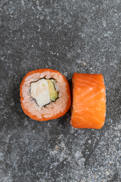 Sushi japonais Philadelphie sur fond de béton gris. - Photo, image