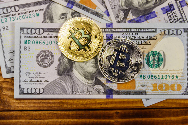 Bitcoins de ouro e prata e notas de cem dólares na mesa de madeira - Foto, Imagem