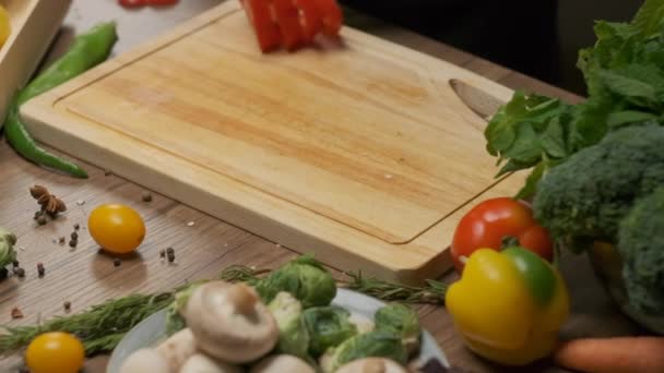Professioneller Koch bereitet rote und grüne Paprika zu. Zeitlupe in Großaufnahme - Filmmaterial, Video