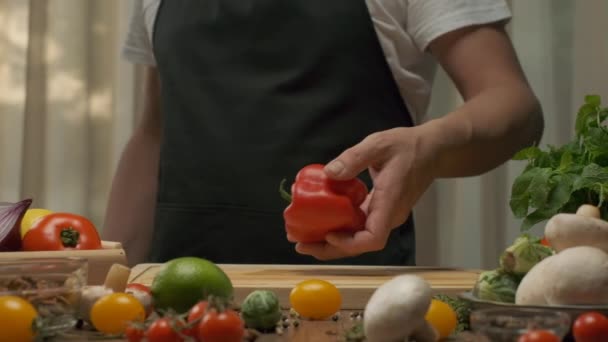 Professioneller Koch bereitet rote und grüne Paprika zu. Zeitlupe in Großaufnahme - Filmmaterial, Video