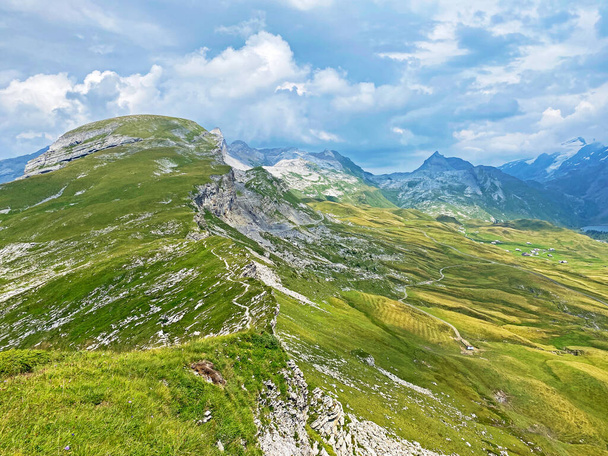 Альпийский пик Гросс-Хохмад над озером Таннензе (или озером Таннен) и в горном массиве Ури Альпы, Мельхталь - кантон Обвальд, Швейцария (Кантон Обвальден, Швайц)) - Фото, изображение