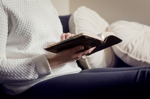 ženy čtení bible - Fotografie, Obrázek