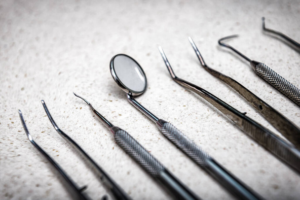 Fila de diversas herramientas dentales (instrumentos) - Foto, Imagen