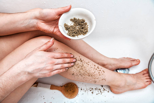 Женщина вытирает кожу на ногах в ванной комнате - Фото, изображение