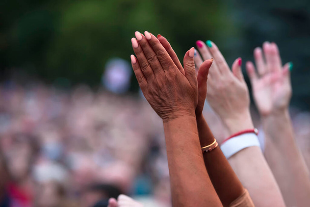 L'uomo nero alzò le mani per protestare. Giustizia sociale e protesta pacifica contro l'ingiustizia razziale. Mani in bianco e nero insieme sullo sfondo di una folla sfocata di persone. - Foto, immagini