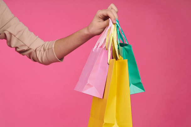 bevásárló táskák női láb cipőben Shopaholic rózsaszín háttér - Fotó, kép