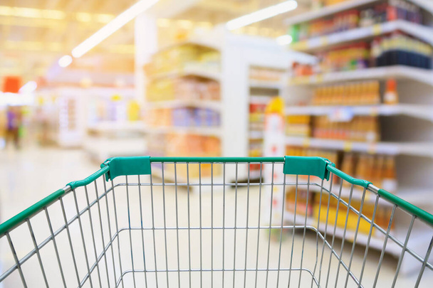 Bevásárlókosár Supermarket belső homályos háttér az ügyfelek - Fotó, kép