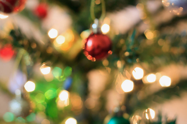 Absztrakt karácsonyfa dekoráció bokeh fény elmosódott háttér - Fotó, kép
