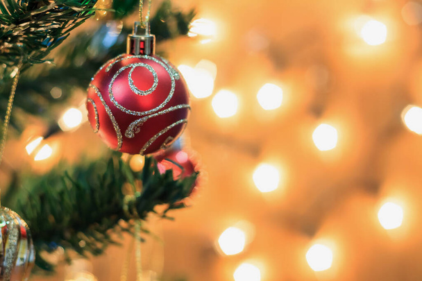 Decorazioni dell'albero di Natale sullo sfondo rami - Foto, immagini
