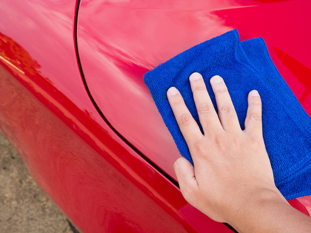 limpiar el coche con tela de microfibra - Foto, Imagen