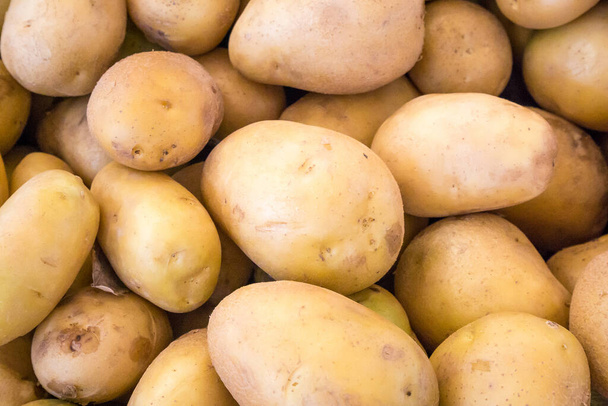 świeże ziemniaki organiczne na stoisku w tle supermarketu - Zdjęcie, obraz
