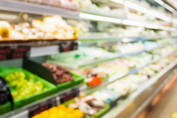 Supermercado tienda de comestibles con frutas y verduras en los estantes fondo borroso - Foto, Imagen