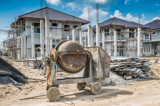цементний бетономішалка на новому будівельному майданчику будинку
 - Фото, зображення