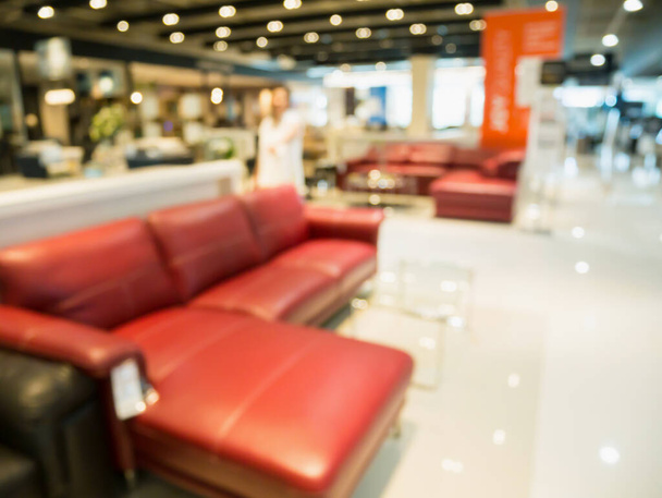 Canapé abstrait flou dans un magasin de meubles intérieur avec fond clair bokeh pour l'affichage du produit de montage - Photo, image