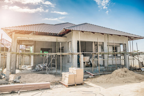 výstavba nového obytného domu probíhá na staveništi - Fotografie, Obrázek