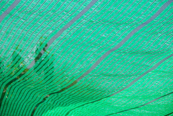 Πράσινο δίχτυ σκίασης προστατεύει το φως του ήλιου - Φωτογραφία, εικόνα