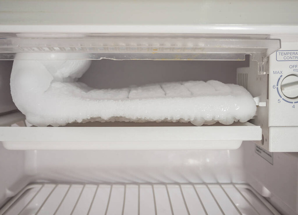 замороженное накопление льда в холодильнике - Фото, изображение