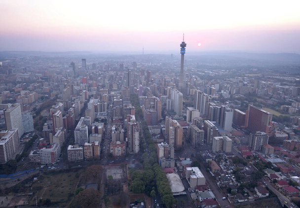 Luftaufnahme des Johannesburger CBD bei Sonnenuntergang, Südafrika - Foto, Bild