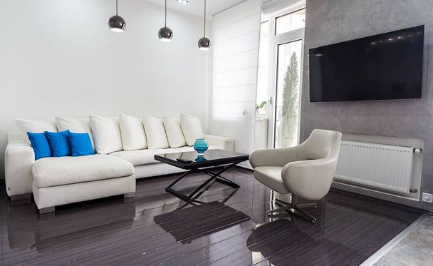 moderno apartamento en colores claros. Sofá blanco y grandes ventanas panorámicas con vistas al patio París junio 2020 - Foto, imagen